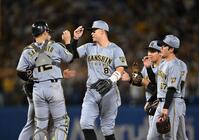 ９回、勝利を決めてタッチを交わす佐藤輝（中央）ら阪神ナイン（撮影・堀内翔）