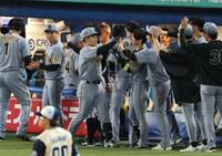 ９回、勝ち越しソロを放ちナインに迎えられる坂本（撮影・金田祐二）