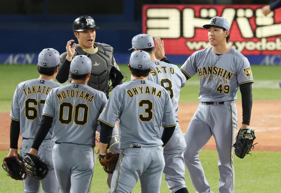 ナインと勝利を喜ぶ工藤（右）＝撮影・金田祐二