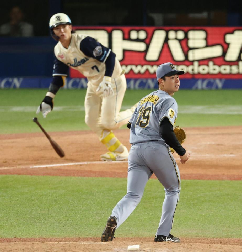 ４回、長岡に同点適時打を浴びる下村（撮影・金田祐二）