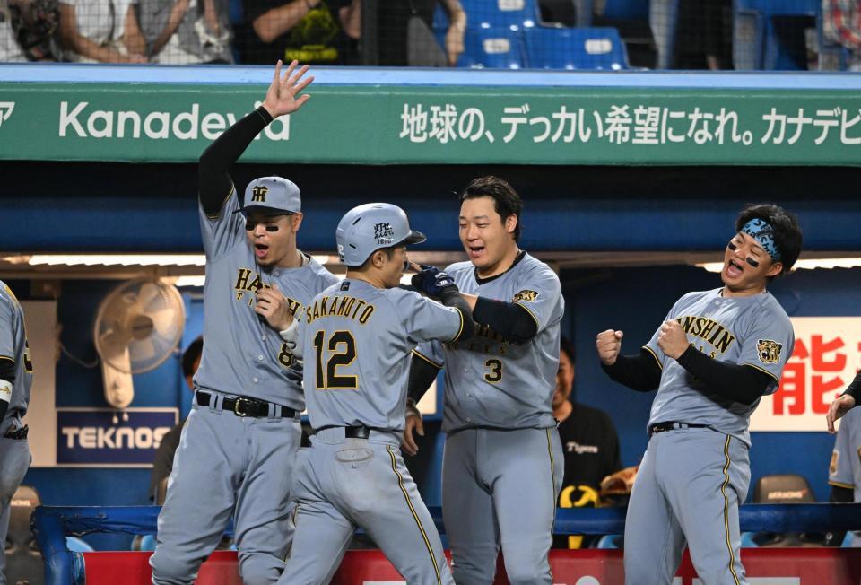 ９回、決勝のソロを放った坂本（１２番）を迎える（左から）佐藤輝、大山、森下（撮影・堀内翔）
