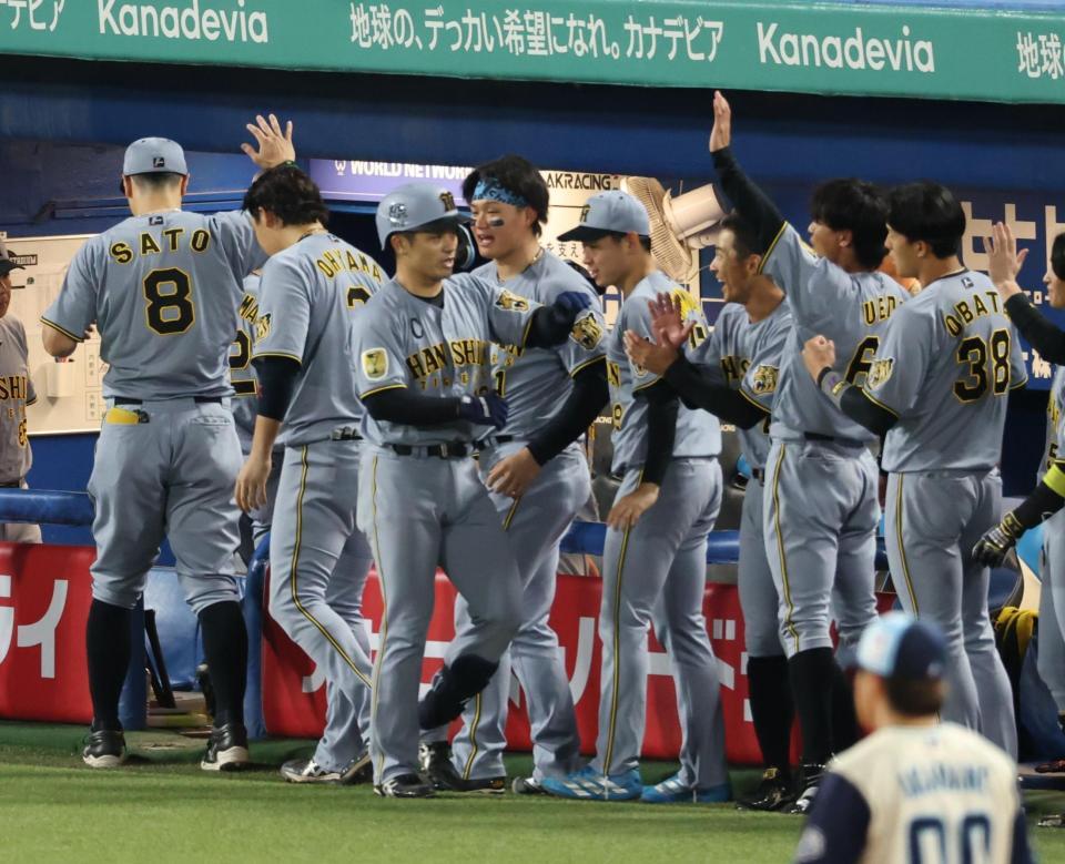 ９回、勝ち越しソロを放ちナインに迎えられる坂本（撮影・金田祐二）