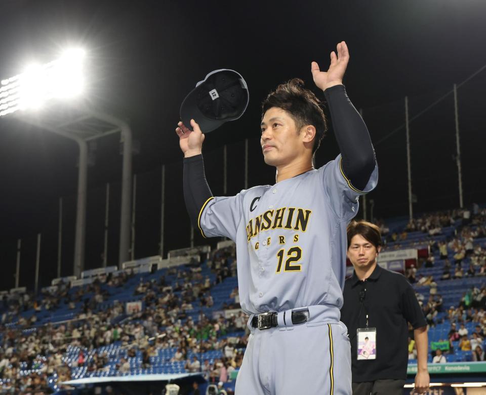 ２夜連続のお立ち台で、ファンの声援に応える坂本（撮影・田中太一）