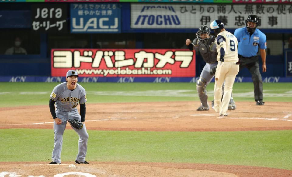 ９回、塩見を空振り三振で試合を締め、雄たけびをあげる工藤（撮影・金田祐二）