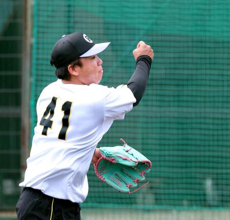 ノックを受けて汗を流す村上（撮影・立川洋一郎）