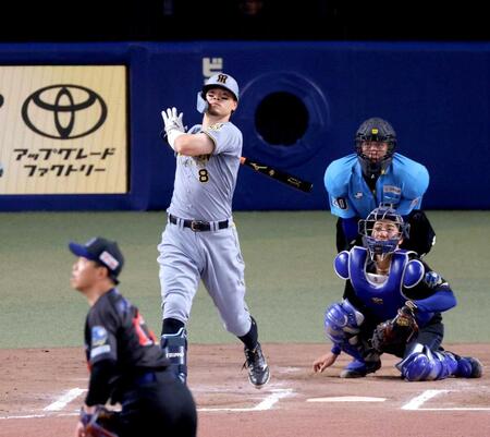 　中日戦で７回に柳から逆転２ランを放つ佐藤輝＝７月１６日