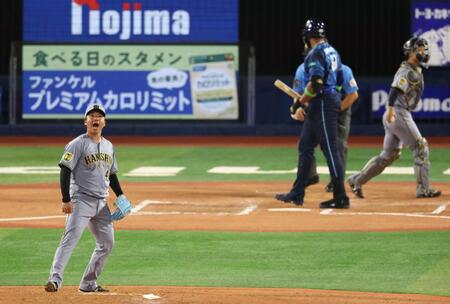 ６回、エンカーナシオンを見逃し三振にしとめ雄たけびをあげる村上（撮影・金田祐二）