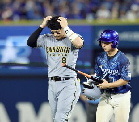 ８回、凡打に倒れ悔しがる佐藤輝（撮影・田中太一）