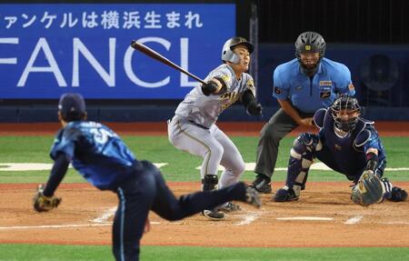 ７回、空振り三振に倒れる代打・前川（撮影・金田祐二）
