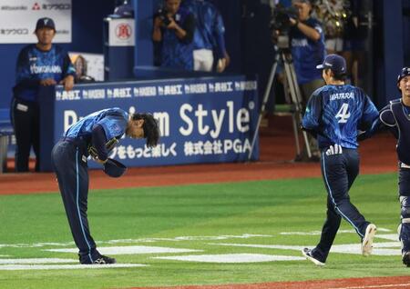７回、好返球で大山の生還を阻止した度会に深々と頭を下げて迎える尾形（撮影・金田祐二）