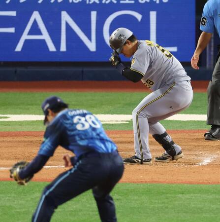 ７回、空振り三振に倒れる代打・前川（撮影・金田祐二）