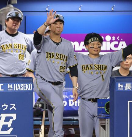 ９回、ガルシアの一塁の判定にリクエストする藤川監督（中央）＝撮影・西岡正