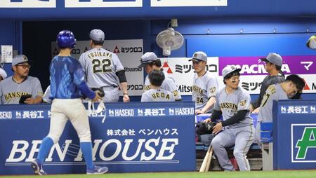 完封負けで足早に引き揚げる藤川監督（２２）＝撮影・西岡正