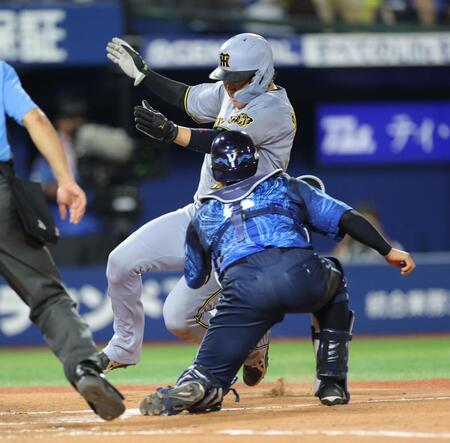７回、元山の左前打で本塁を突くもアウトになる大山（撮影・西岡正）