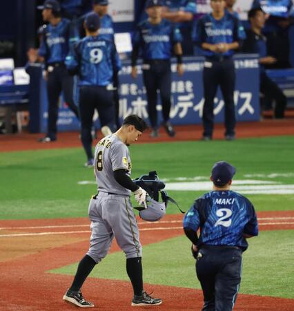 ８回、中飛に倒れがっくりの佐藤輝（撮影・金田祐二）