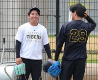 練習を終え高橋（右）と談笑する村上（撮影・立川洋一郎）