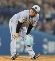 ３回、宮崎に適時打を許し悔しがる村上（撮影・田中太一）