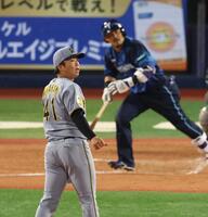 ４回、宮崎に先制適時打を浴びる村上（撮影・金田祐二）