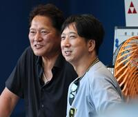 佐々木主浩氏と話をする藤川監督（撮影・田中太一）
