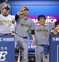 ９回、ガルシアの一塁の判定にリクエストする藤川監督（中央）＝撮影・西岡正