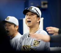 ９回、元山の安打で粘りを見せ、声を出す藤川監督（撮影・田中太一）