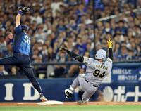 ９回、代打・ガルシアは凡打に倒れる（撮影・田中太一）