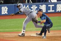 ９回、代打・ガルシアが遊ゴロに倒れゲームセット（撮影・金田祐二）