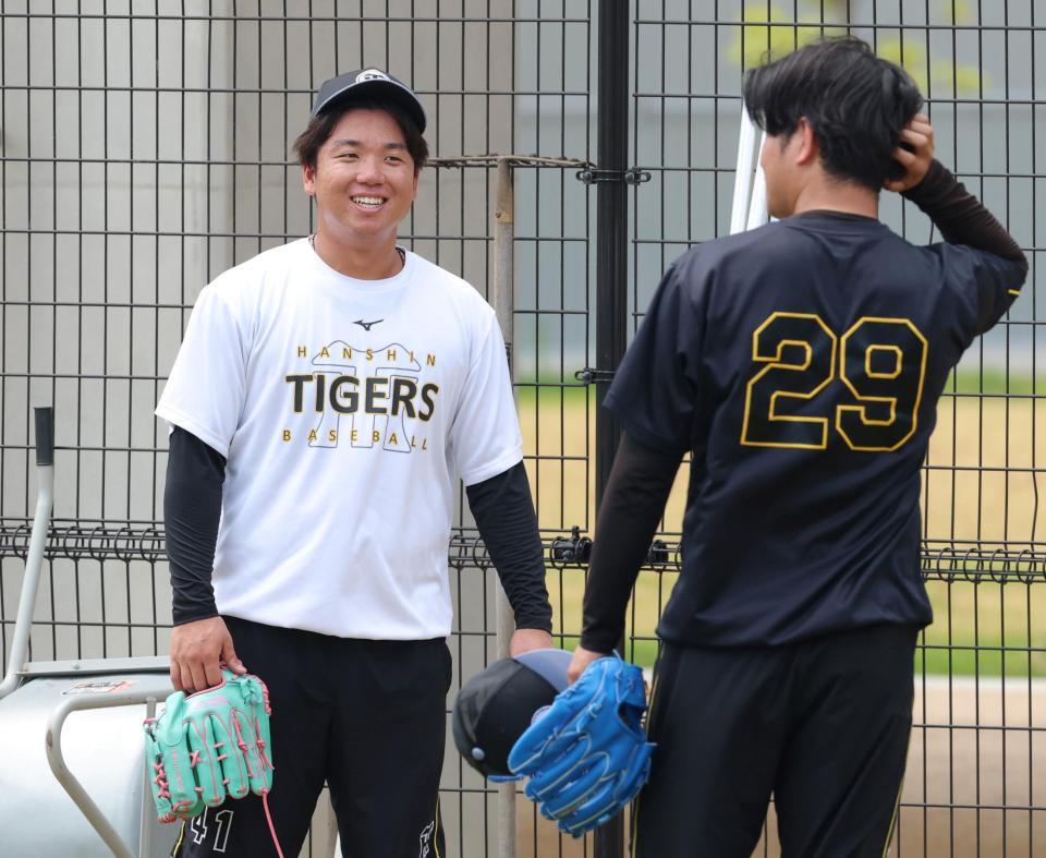 練習を終え高橋（右）と談笑する村上（撮影・立川洋一郎）