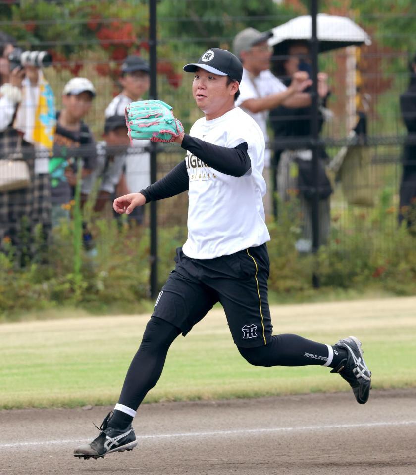 ノックを受けベースカバーに走る村上（撮影・立川洋一郎）
