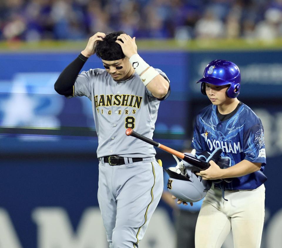 ８回、凡打に倒れ悔しがる佐藤輝（撮影・田中太一）