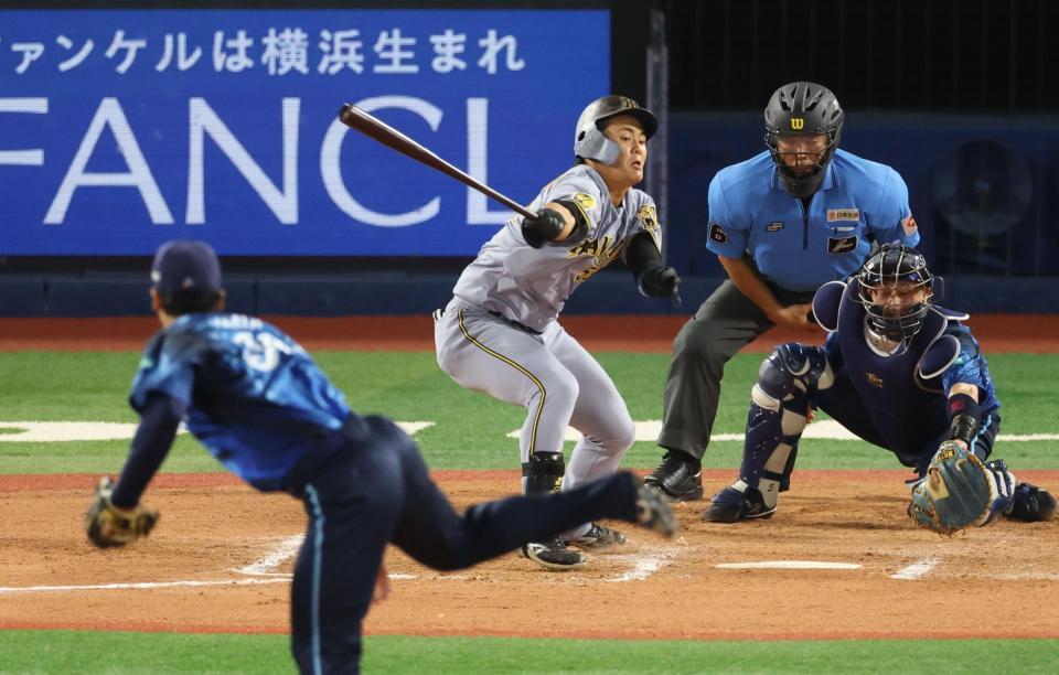 ７回、空振り三振に倒れる代打・前川（撮影・金田祐二）