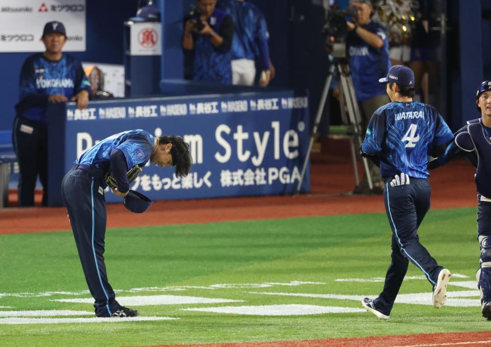 ７回、好返球で大山の生還を阻止した度会に深々と頭を下げて迎える尾形（撮影・金田祐二）