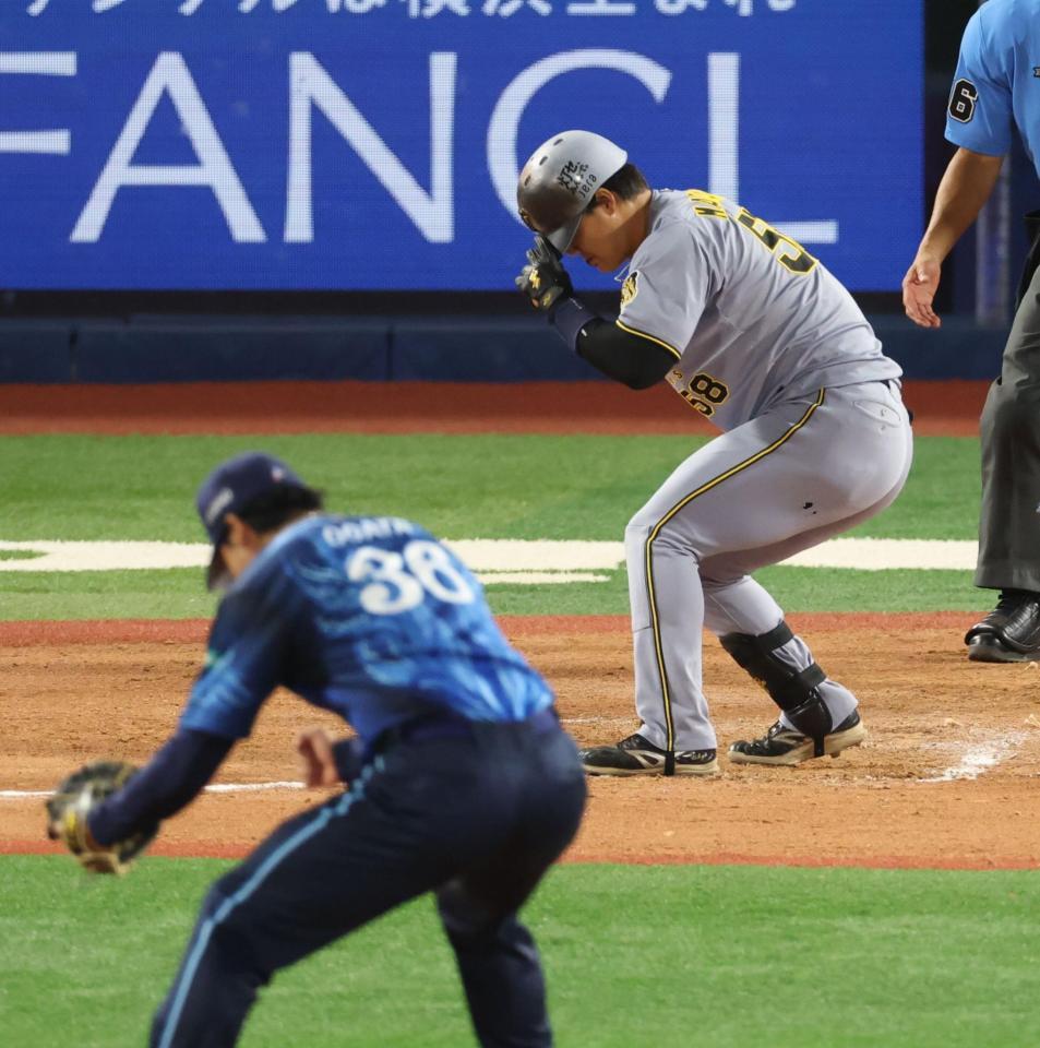 ７回、空振り三振に倒れる代打・前川（撮影・金田祐二）