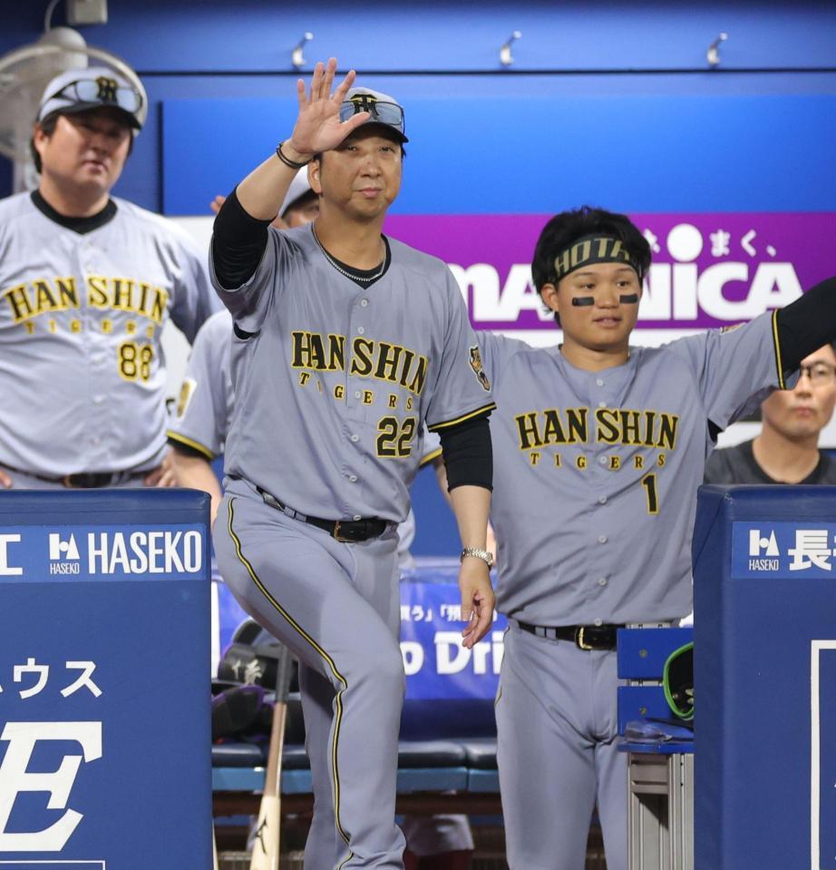 ９回、ガルシアの一塁の判定にリクエストする藤川監督（中央）＝撮影・西岡正