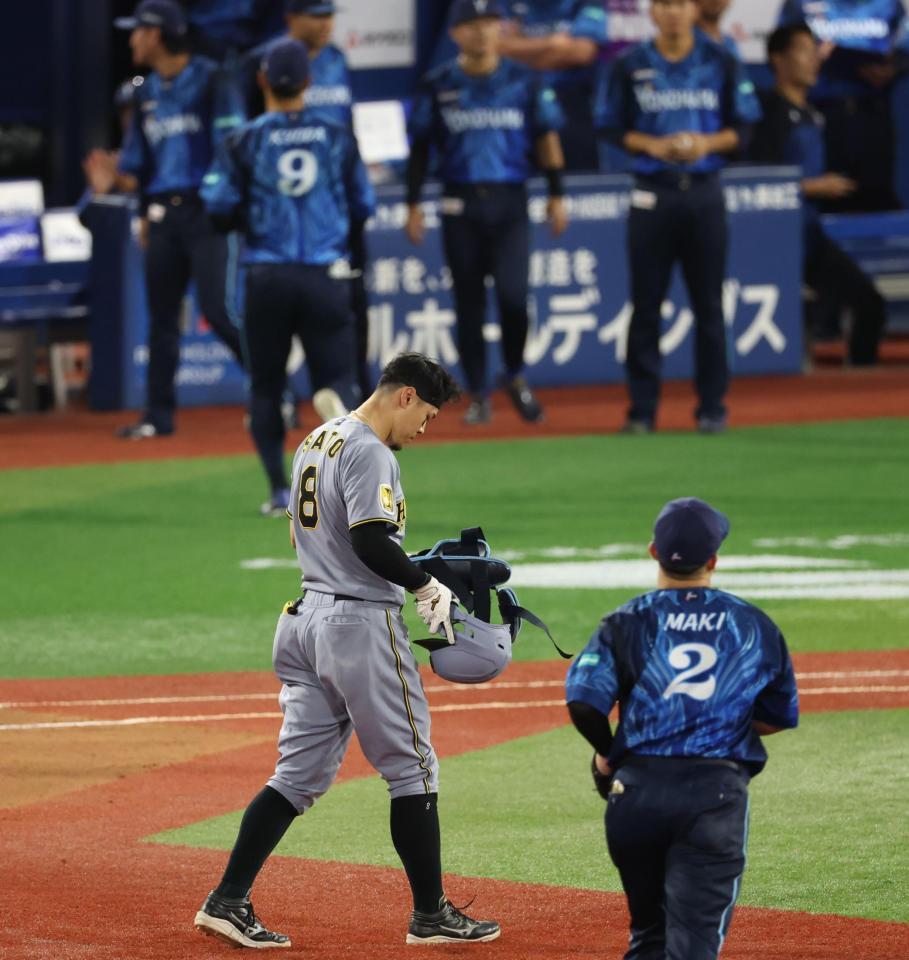 ８回、中飛に倒れがっくりの佐藤輝（撮影・金田祐二）