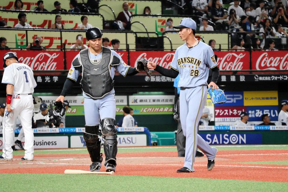 ２回、ピンチを抑え栄枝（左）とハイタッチする今朝丸