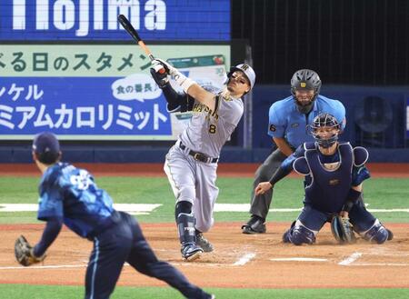 ６回、空振り三振に倒れる佐藤輝（撮影・金田祐二）