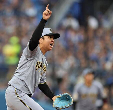 ２回、打者・勝又のとき、打球に反応する村上（撮影・田中太一）