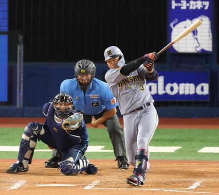 ７回、左前打を放つ大山（撮影・金田祐二）