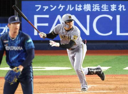 　９回、左前打を放つ元山（撮影・金田祐二）　