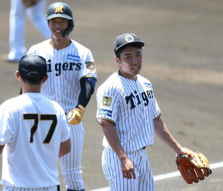シート打撃の登板を終えた石井（右）＝撮影・山口登