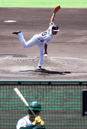 シート打撃の登板を終えた石井（右）＝撮影・山口登