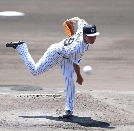 シート打撃の登板を終えた石井（右）＝撮影・山口登