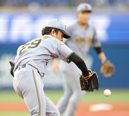 ２回、関根の一塁ゴロで大山からの送球をエラーする高橋（撮影・西岡正）