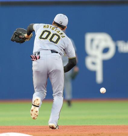 ３回、牧のフライを落球する元山（撮影・西岡正）