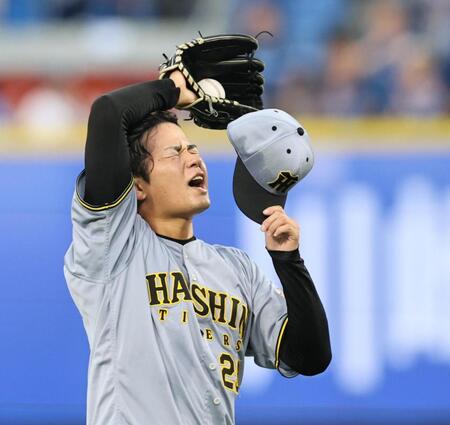 ２回、勝ち越しを許した高橋は汗をぬぐう（撮影・田中太一）