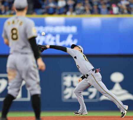 ３回、牧の打球を失策する元山（撮影・田中太一）
