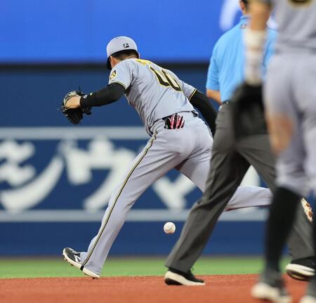 ３回、牧の打球を失策する元山（撮影・田中太一）