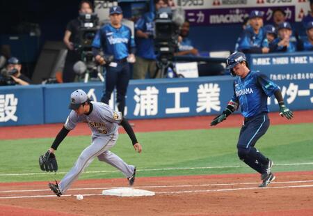 ２回、関根の一ゴロでベースカバーに入るも捕球ミスの高橋（撮影・金田祐二）