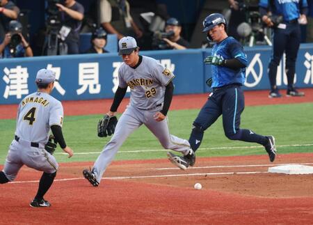 ２回ＤｅＮＡ１死、ＤｅＮＡ・関根大気の一ゴロでベースカバーに入るも捕球ミスの阪神・高橋遥人＝横浜（撮影・金田祐二）